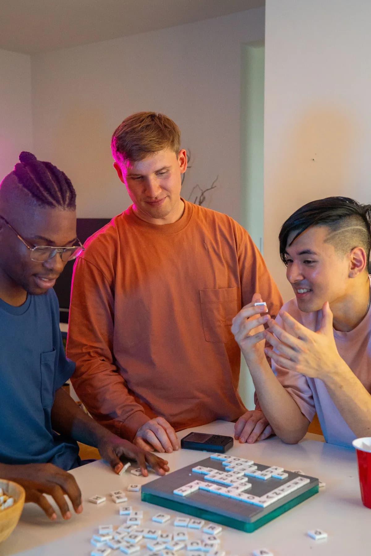 Soirée jeux calme dans un salon.